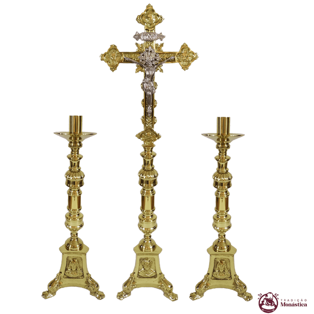 Conjunto de Castiçal de Vela e Cruz para Altar - Base JMJ Grande - 3pçs Bronze Conjunto de Castiçal de Vela e Cruz para Altar - Base JMJ Grande - 3pçs Bronze