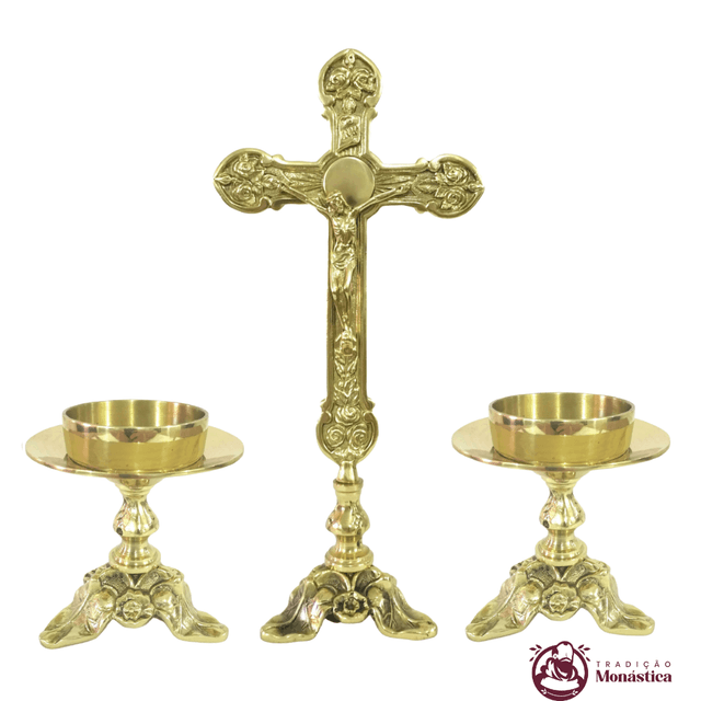Conjunto Pequeno de Castiçal de Vela e Cruz para Altar - 3pçs Bronze Conjunto Pequeno de Castiçal de Vela e Cruz para Altar - 3pçs Bronze