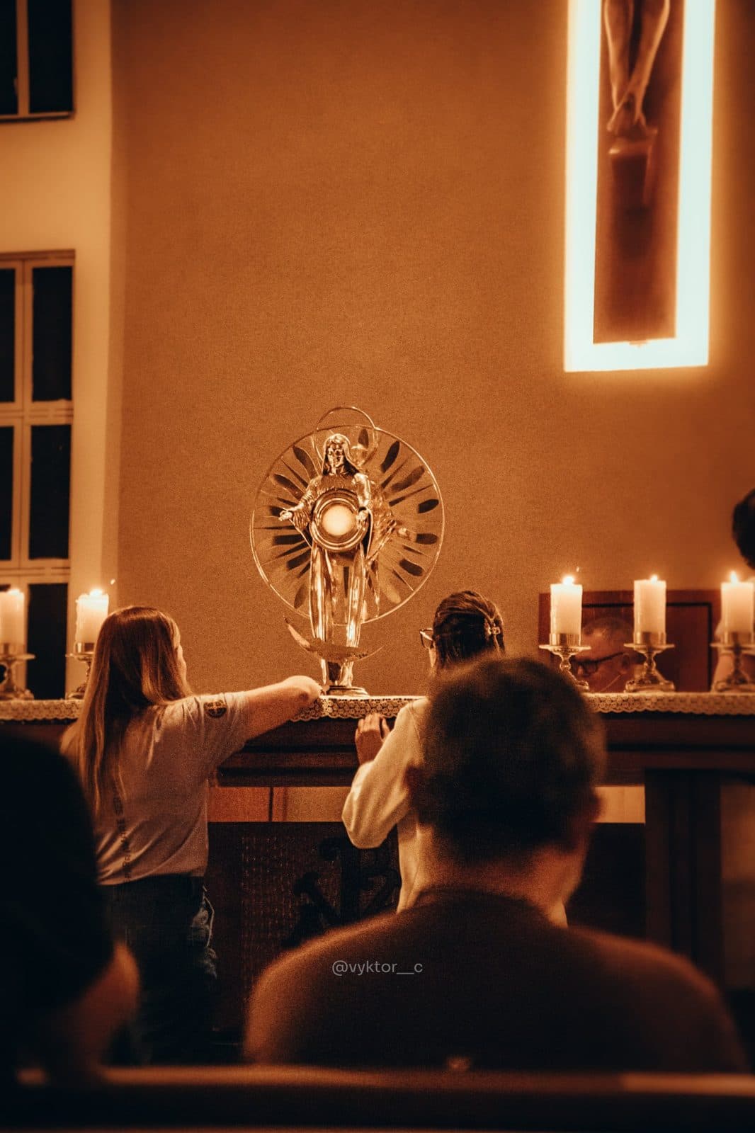 Fiéis em adoração diante do ostensório de Nossa Senhora das Graças, Redenção (PA)