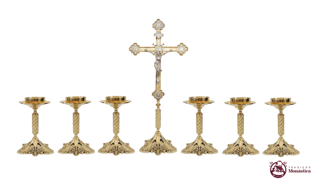 Conjunto de Castiçal de Vela e Cruz para Altar - 7pçs Bronze Conjunto de Castiçal de Vela e Cruz para Altar - 7pçs Bronze